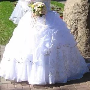 красивое,  пышное свадебное платье